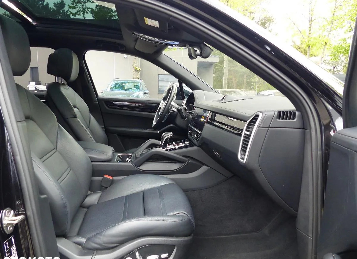 Porsche Cayenne cena 349900 przebieg: 35200, rok produkcji 2019 z Stęszew małe 191